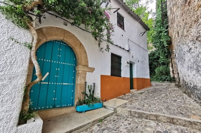 Descubre la Puerta Azul de Cáceres