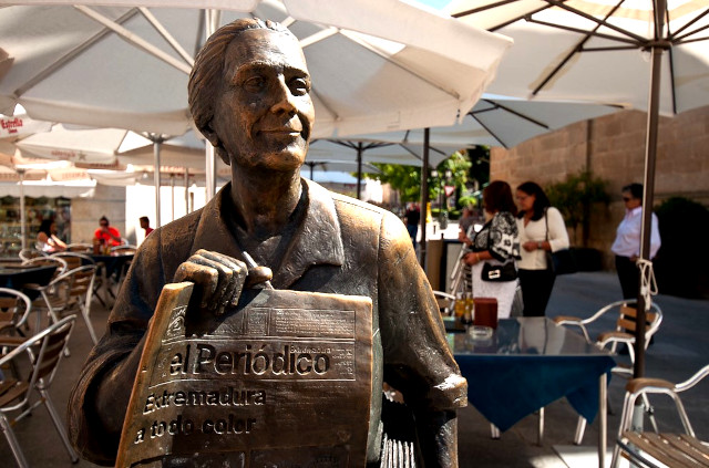 Leoncia Gómez, estatua en Plaza San Juan Cáceres