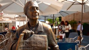 Estatua de Leoncia en la plaza de San Juan de Cáceres