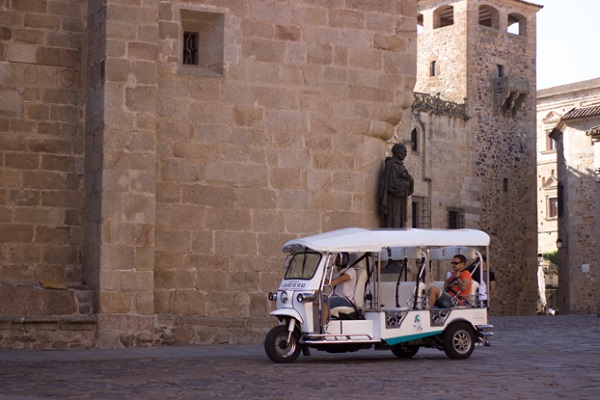 Recorrer Cáceres en Tuk-Tuk