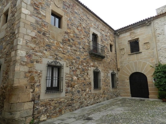 Si pasas por el Palacio de Diego García de Ulloa podrás ver un ejemplo perfecto de fachada gótica medieval cacereña.