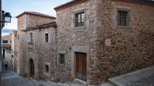 Descubre la Casa del Mono de Cáceres y Su Leyenda