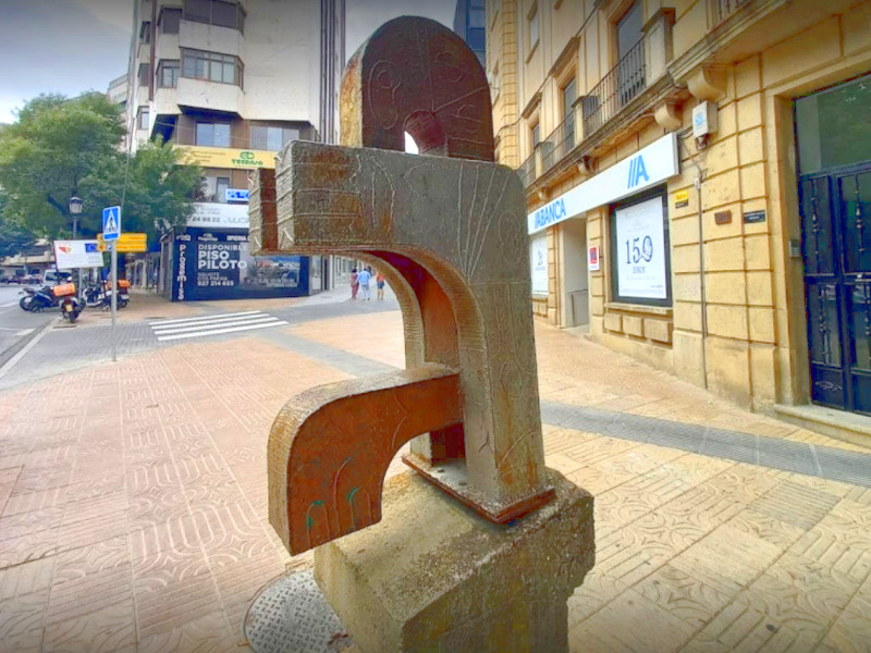 Escultura El Pensador de Cáceres