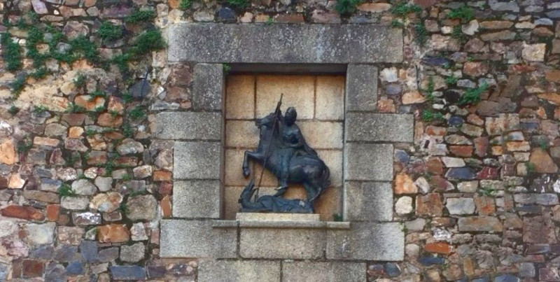 Escultura de San Jorge y el Dragón de Cáceres