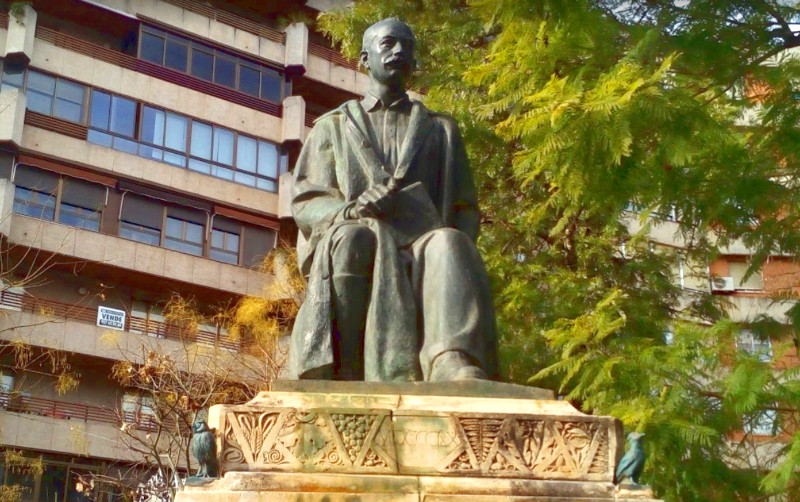 Estatua de Gabriel y Galán de Cáceres