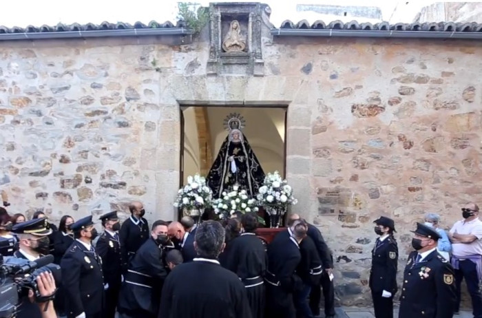 Virgen de la Soledad saliendo en procesión de la ermita de la Soledad