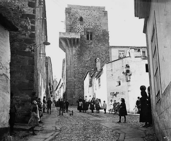 Foto antigua de la Torre de Espaderos