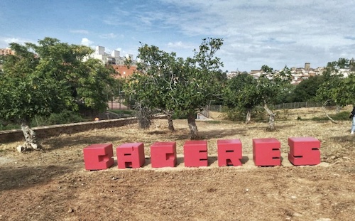 Letras rojas de Cáceres en Fuente Fría