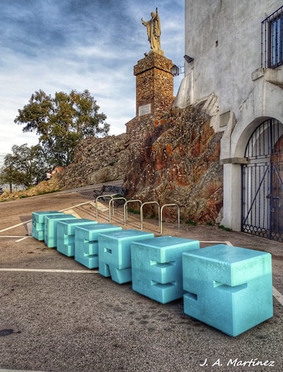 Letras azules de Cáceres en el santuario de la Montaña