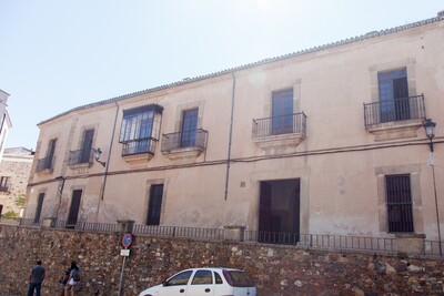 Casa de Ovando y Saavedra - Cómo donar ropa en Cáceres