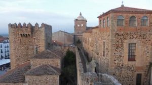 por qué las torres de caceres están desmochadas