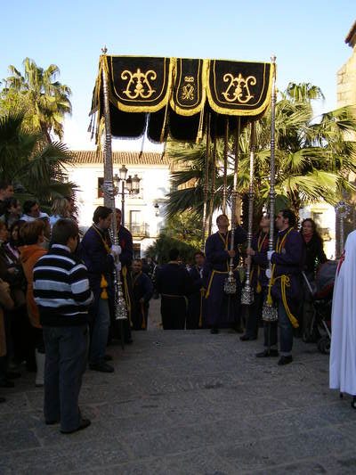 Montaje palio Nuestra Señora de la Misericordia - Curiosidades de la Semana Santa de Cáceres que no existen en otro lugar en España