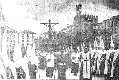 Cristo del Calvario (Estudiantes) a su paso por la Plaza Mayor en el año 1959 - La Semana Santa de Cáceres, ¿tiene Carrera Oficial?