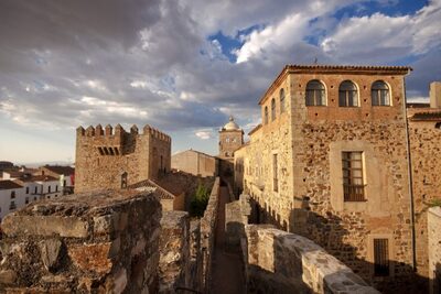 Adarves desde la muralla de Cáceres - ¿Dónde se celebra la Semana Santa de Cáceres?