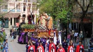 Procesión Magna en el Paseo de Cánovas - Por qué la de Cáceres es la mejor Semana Santa de España