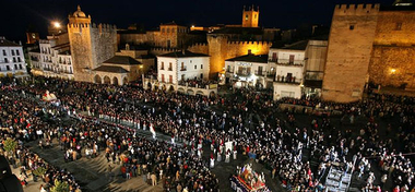 Procesión Magna en la Plaza Mayor - Por qué la Semana Santa de Cáceres es la mejor de España