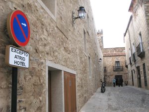 Prohibición de aparcamiento en calle Condes del Casco Histórico - Restricciones de tráfico y aparcamiento en la Semana Santa de Cáceres