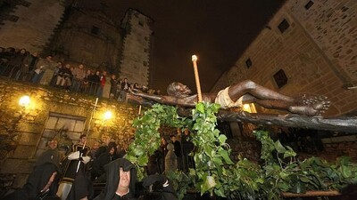 Salida del Santo Crucifijo de Santa María de Jesús (Cristo Negro) - Los mejores momentos de la Semana Santa de Cáceres