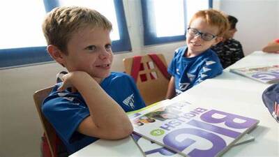 Niño en clase de inglés - Las mejores academias de inglés para niños