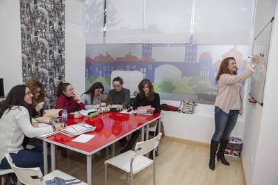 Clase en una academia - Academias de idiomas en Cáceres