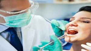 Dentista trabajando - Ranking de los mejores dentistas en Cáceres