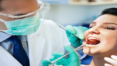 Dentista trabajando - Ranking de los mejores dentistas en Cáceres
