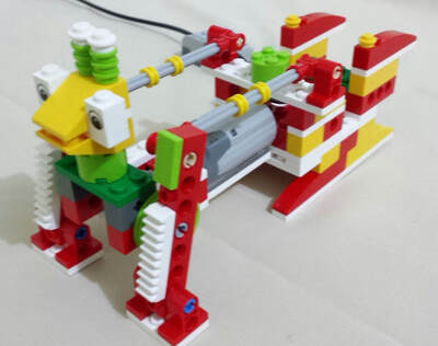 Robot creado con piezas LEGO - Actividades extraescolares para niños