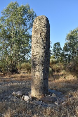 Menhir Cabrezo - Visita Alcántara desde Cáceres