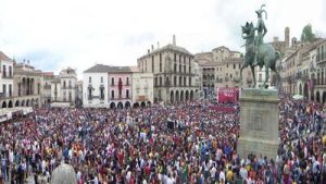 Plaza Mayor de Trujillo llena de gente en el Chiviri