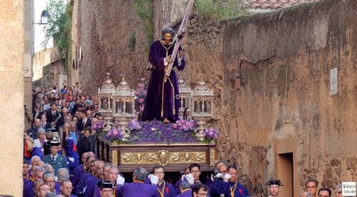 Nuestro Padre Jesús Nazareno pasando por los Adarves en la procesión de la madrugada del Viernes Santo