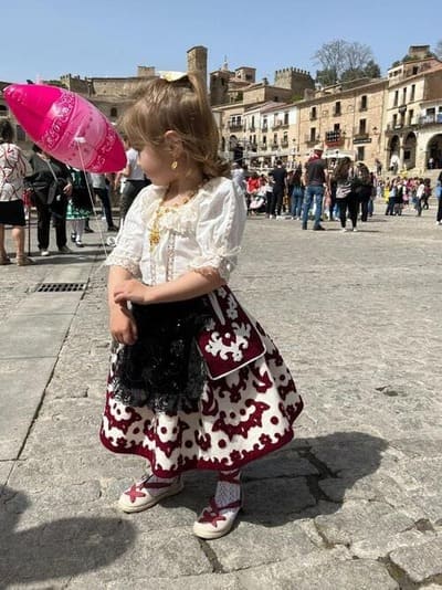 Niña pequeña en la Plaza Mayor de Trujillo durante el Chiviri