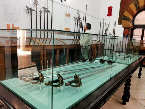 Sala con todas las armas que se exponen en el Museo de las Armas de Cáceres