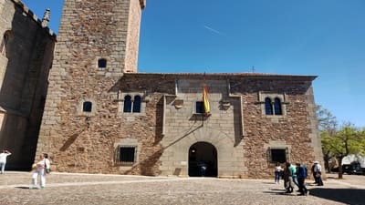 Fachada del Palacio de las Cigüeñas en la Plaza de San Pablo, donde está el Museo de las Armas