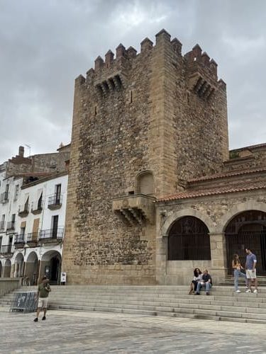 Fotografía de la Torre de Bujaco y la Ermita de la Paz a su lado