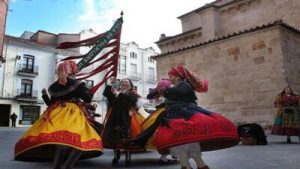 Mujeres vestidas con traje típico bailando el redoble - El Redoble como himno de Cáceres