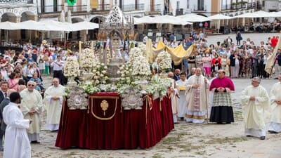Fotografía de la procesión del Corpus Christi a su paso por la Plaza Mayor de Cáceres