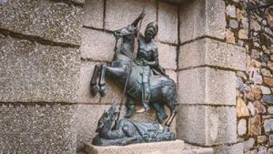 ¿Cómo es la estatua de San Jorge en Cáceres?