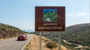 Cartel que indica a los coches que están transitando por una carretera paisajística