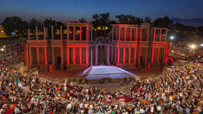Panorámica del público del Teatro Romano de Mérida, minutos antes de un espectáculo en el Festival de Teatro Clásico