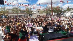 Fotografía de la Plaza de las Palmeras llena de gente durante las Fiestas del Ramo, en Casar de Cáceres