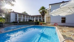 Fotografía de una piscina perteneciente a una hospedería de Extremadura