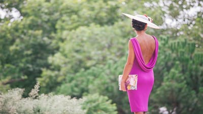 Fotografía de una invitada de boda con un vestido propio para el evento