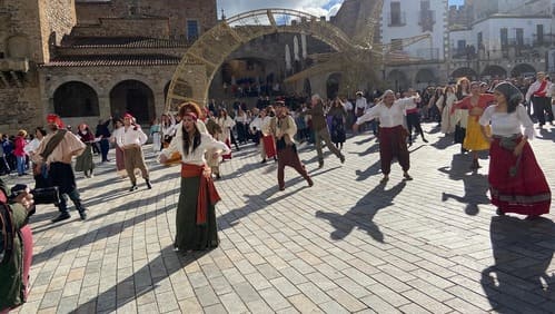 Performance de los alumnos de la ESAD de Extremadura en la Plaza Mayor, durante las fiestas de Navidad en Cáceres