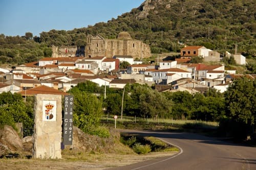 Imagen de la entrada de Santa Cruz de la Sierra, en Cáceres