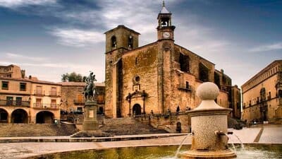 Fotografía con una vista general de la Plaza Mayor de Trujillo, en Extremadura