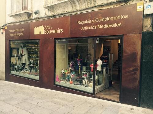 Fachada de la tienda de recuerdos Arte & Souvenirs en la Calle Pintores, Cáceres