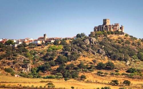 Fotografía panorámica del pueblo Belvís de Monroy con su castillo, en Cáceres