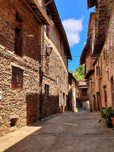 Fotografía de una calle de Robledillo de Gata (Cáceres), donde se aprecia la arquitectura tradicional