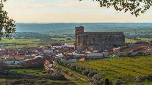 Fotografía general de la localidad de Jaraicejo (Cáceres), donde destaca su iglesia