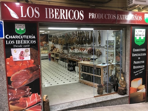 Fachada de la tienda de productos gastronómicos de Extremadura, Los Ibéricos, en Cáceres